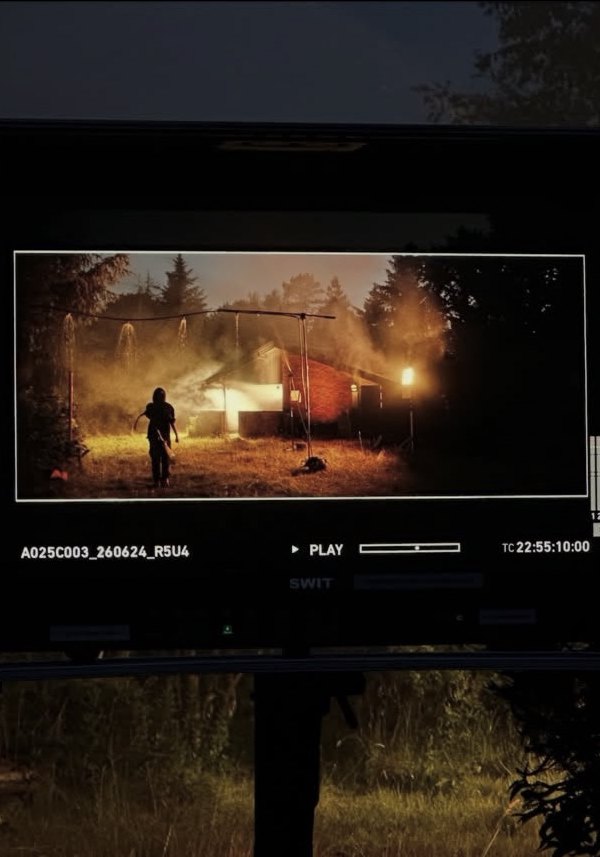 Kolibri set på monitoren: et hus der ser ud til at stå i brand