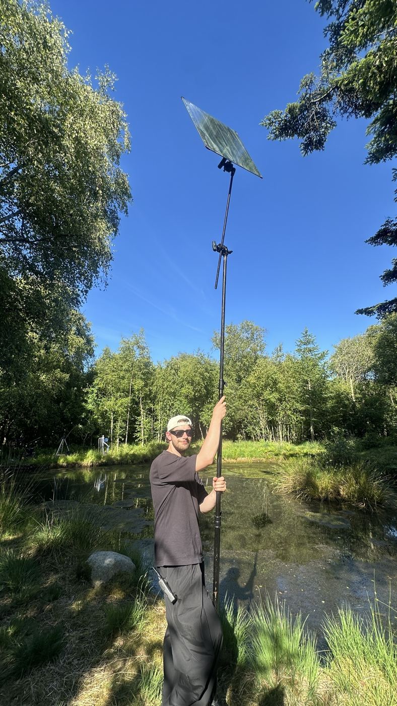 Spejl på en lang bom ved en sø